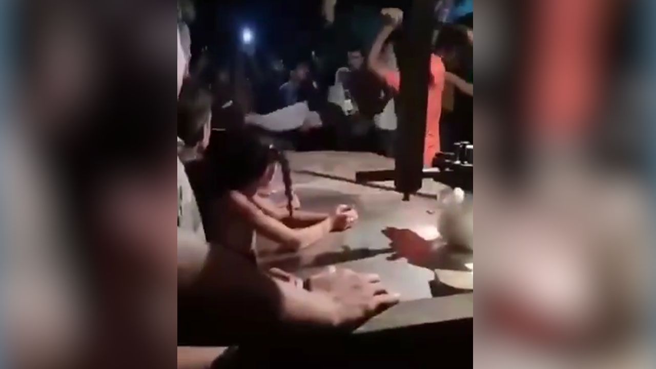 ফরিদপুরে চোর সন্দেহে যুবককে পেটানোর ভিডিও ভাইরাল